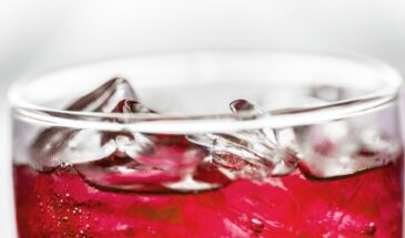 Ароматизированная вода: одна деталь в составе, которая вредит зубам и не утоляет жажду