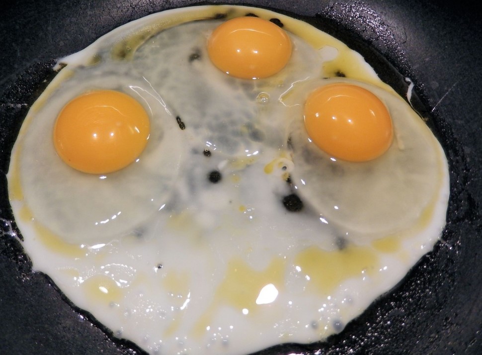 Яичница под запретом: одна ошибка на завтрак, которая вредит желудку и сосудам, хотя вы просто жарите яйца