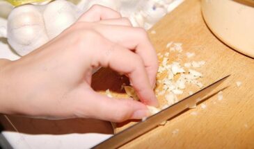 Чеснок на руках? Предмет из ванной, который убирает запах за 10 секунд