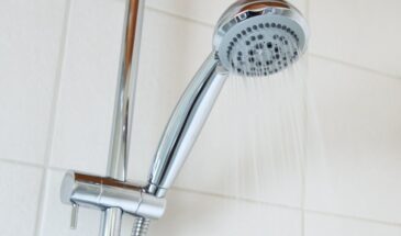 Ваша душевая лейка — рассадник инфекции? Почему её нужно чистить каждый месяц