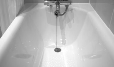 1 колпачок на полведра — и ванна сияет как новая: секрет, который скрывают производители чистящих средств