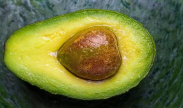 Авокадо для волос: маска за 15 минут, которая вернёт блеск и мягкость