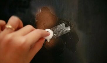 Спирт из аптечки удалит любую наклейку: секрет без царапин за 30 секунд