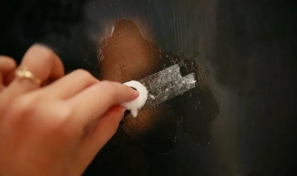 Спирт из аптечки удалит любую наклейку: секрет без царапин за 30 секунд