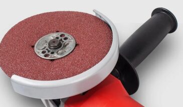 «Коралл» чистит краску и ржавчину за 5 минут: секрет насадки, которая заменяет три инструмента