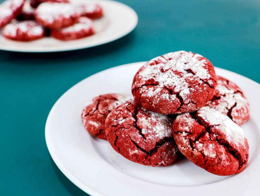 «Красный бархат»: печенье с трещинками, которое тает во рту — рецепт за 30 минут