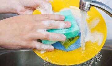 Губка для посуды — источник инфекции: как часто менять, чтобы не отравиться