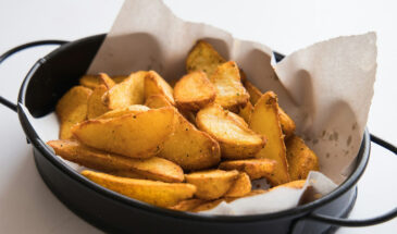 Запечённый картофель четвертинками за 30 минут: секрет идеальной корочки без лишнего масла