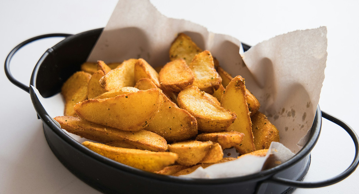 Запечённый картофель четвертинками за 30 минут: секрет идеальной корочки без лишнего масла