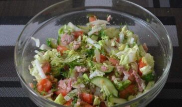 Гости просят рецепт: салат с пекинской капустой и печенью трески за 10 минут — сытный, нежный и тает во рту