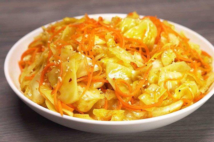 Капуста по-корейски за 24 часа: рецепт, который маринуется сам — без стерилизации, хлопот и лишних банок