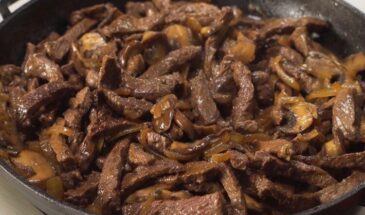 Бефстроганов вместо оливье: мясо по-строгановски, которое удивит гостей на 8 Марта