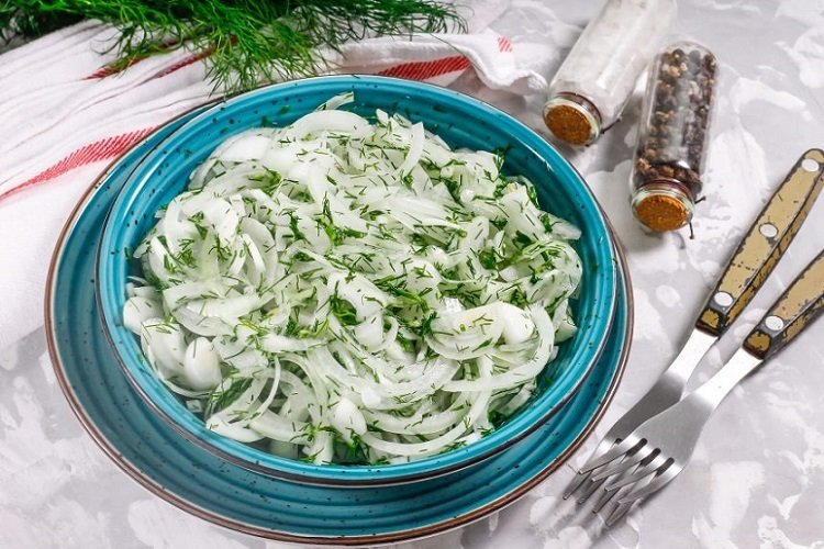 Маринованный лук за 15 минут: салат, который едят даже те, кто его не любит