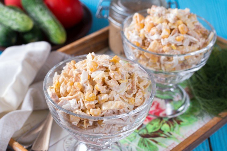 Салат с блинной соломкой: простой рецепт, который удивит гостей вкусом ресторанного уровня