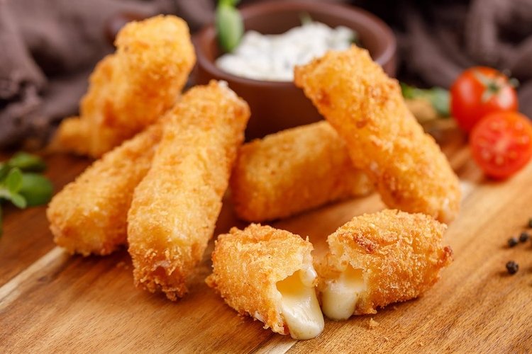 Сырные палочки за 10 минут: один рецепт на сковороде, который заменит дорогие снеки из магазина