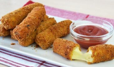 Хрустящие сырные палочки за 10 минут: простая закуска из муки и сыра