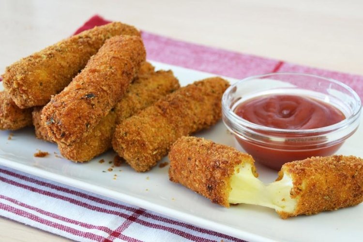 Хрустящие сырные палочки за 10 минут: простая закуска из муки и сыра