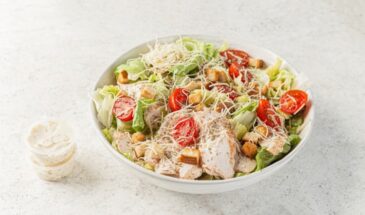 Секрет рестораторов раскрыт: 5 шагов к идеальному соусу «Цезарь», который  изменит ваши салаты навсегда