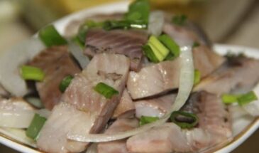 Сельдь пряного посола — без неё ну какой праздник? Рецепт, который просят записать на холодильник