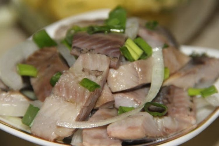 Сельдь пряного посола — без неё ну какой праздник? Рецепт, который просят записать на холодильник