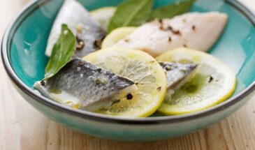 Селедка в вине и сметане: шведский рецепт, от которого гости теряют дар речи — готовится проще, чем кажется