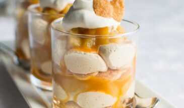 Фруктовый десерт с козьим сыром и савоярди: рецепт за 15 минут