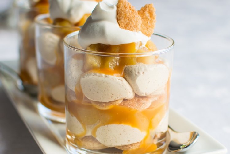 Фруктовый десерт с козьим сыром и савоярди: рецепт за 15 минут