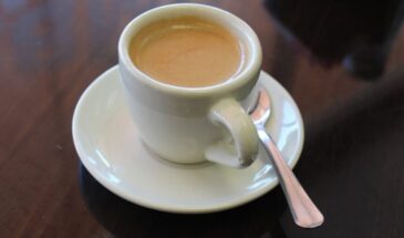 Кофе натощак: что происходит с желудком и кортизолом — разбор врача