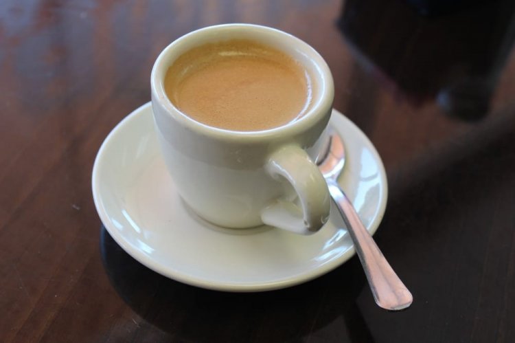 Кофе натощак: что происходит с желудком и кортизолом — разбор врача