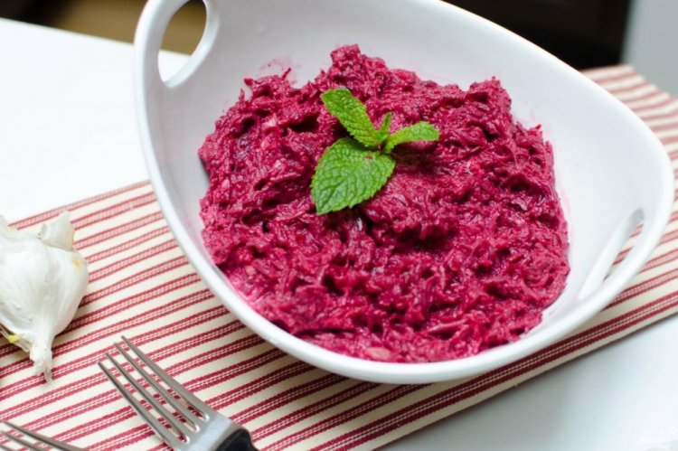 Свекла в салатах: 5 простых рецептов с разными заправками — на каждый день и для праздника