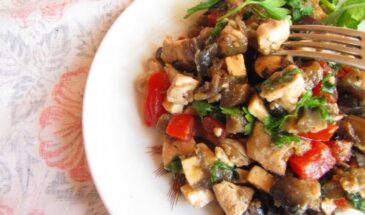 Салат из баклажанов, который исчезает первым: один раз попробуете — будете готовить каждый день