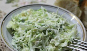 Салат с капустой, огурцами и творогом: диетический рецепт за 10 минут