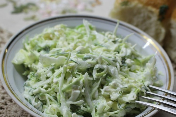 Салат с капустой, огурцами и творогом: диетический рецепт за 10 минут