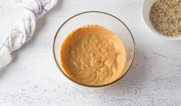 Крем со сгущёнкой за 15 минут: этот секрет заварной основы делает начинку идеальной для любого торта