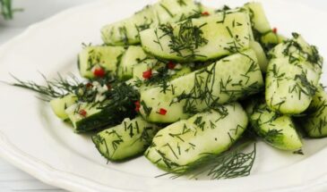 Маринованные огурцы с чили и укропом: экспресс-рецепт за 20 минут