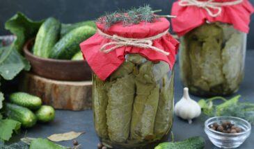 Огурцы в виноградных листьях: рецепт без уксуса, который даёт хруст и аромат