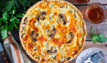 Пирог за 35 минут: курица и грибы на тесте — рецепт, который спасёт любой ужин