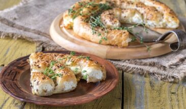 Пирог «Улитка» с творогом за 30 минут: рецепт из готового теста без дрожжей