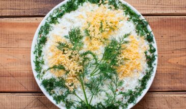 Мимоза из консервы на 8 Марта: слабо приготовить самому? Рецепт салата, который тает во рту