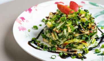 Салат за 5 минут: один секрет с луком, который делает закуску хрустящей и идеальной к любому блюду