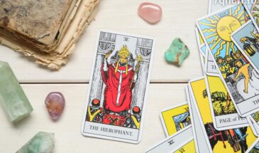 Карта Иерофант предупреждает Скорпионов: 8 марта не меняйте ничего — иначе пожалеете