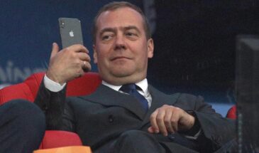 Уже стыдно на это смотреть: Медведеву следовало бы перестать троллить Зеленского — в России проблем хватает