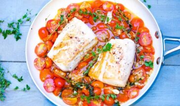 Идеальный ужин на 8 Марта: треска в томатном соусе с белым вином — готовится за 30 минут и тает во рту