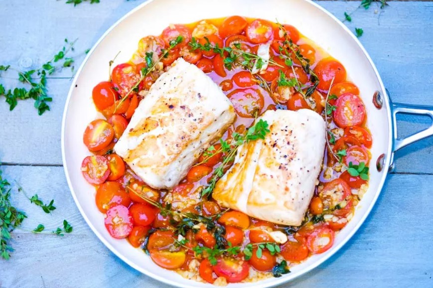 Идеальный ужин на 8 Марта: треска в томатном соусе с белым вином — готовится за 30 минут и тает во рту