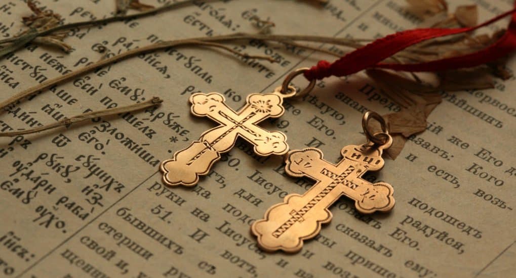 Можно ли крестик освятить вместе с куличом: одна деталь с чином — ответ священника