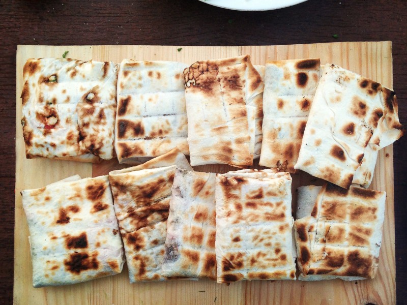 Конвертики из лаваша с сулугуни: одна хитрость с начинкой, которая делает закуску вкуснее шашлыка