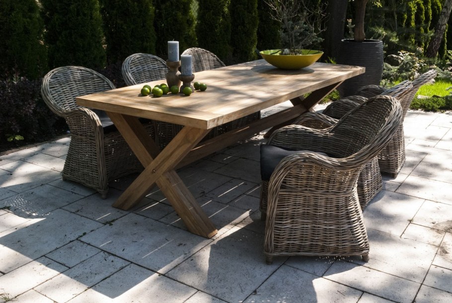 Садовая мебель не сгниёт: 6 хитростей, которые спасут её от дождя и сырости