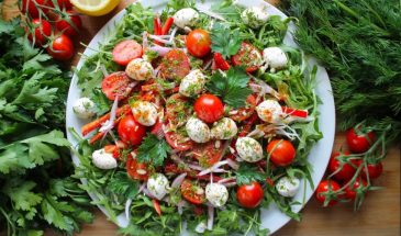 Этот салат взорвёт ваше лето: томаты, моцарелла, укроп — и всё