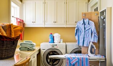 Рубашка в складках, а света нет: один приём, который разгладит ткань за 60 секунд