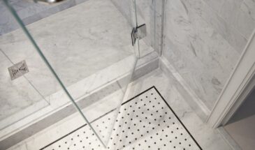 Стекло в душе как новое: один раствор, который убирает разводы за 60 секунд